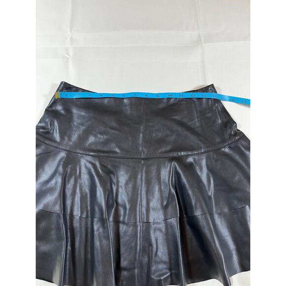 Forever 21 faux leather mini skirt - excellent condition- size medium - Picture 3 of 5